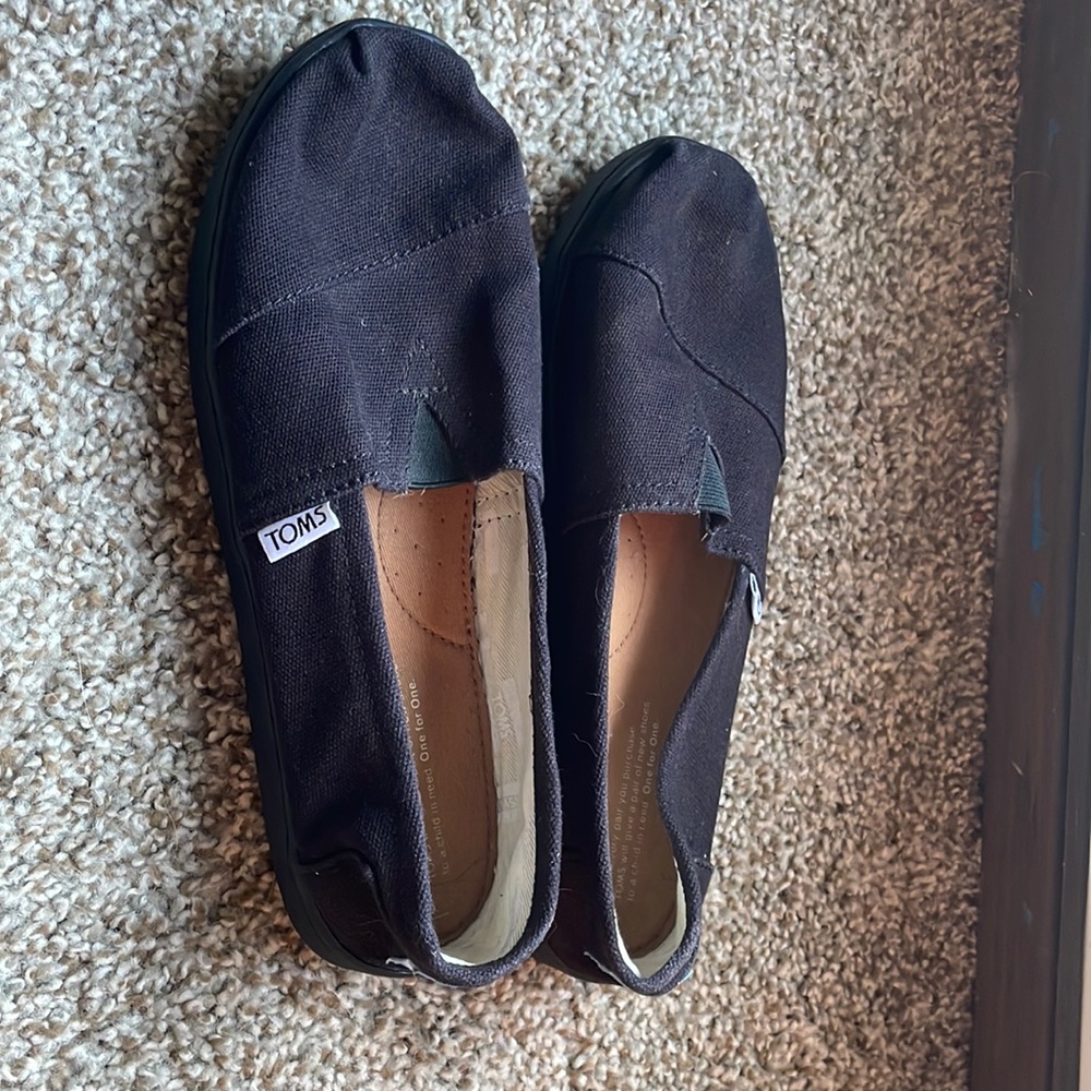 Toms Classic Black size 5 youth